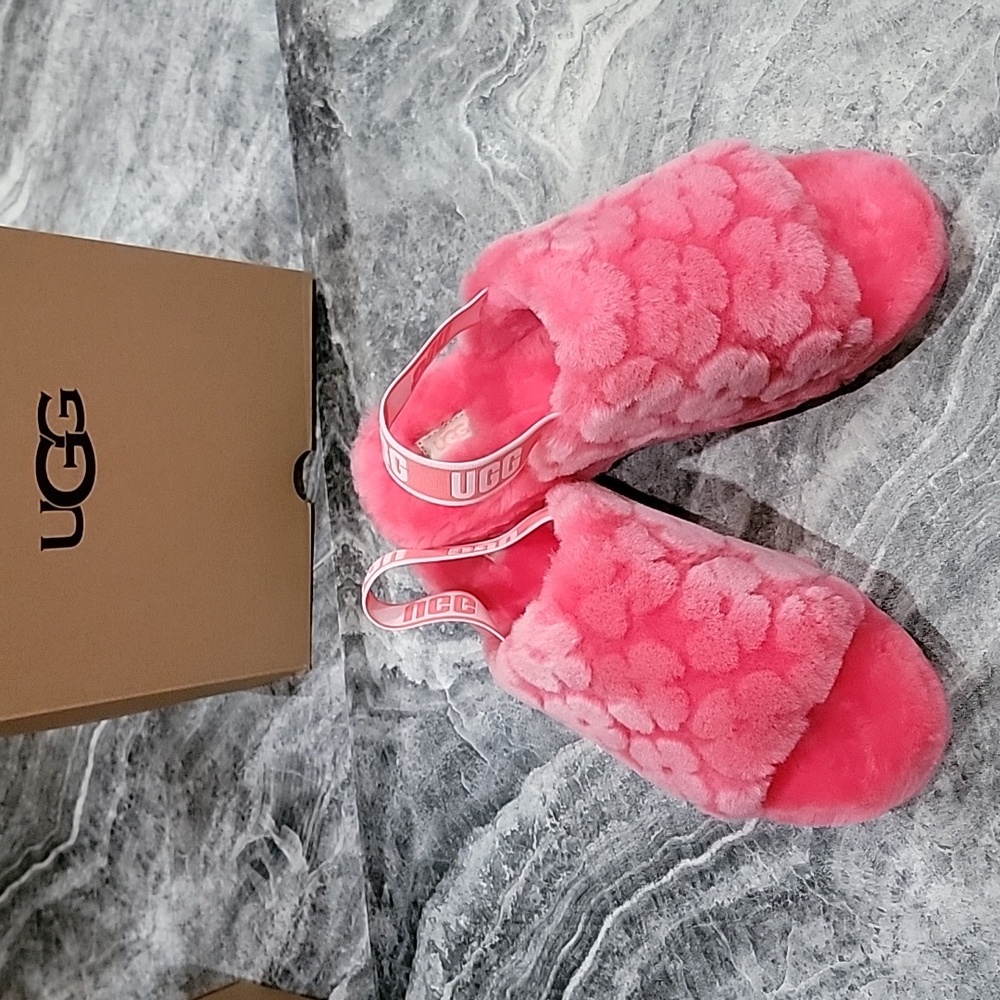 NWT Women's size 12 UGG Fuzzy Slides - Picture 1 of 5